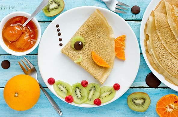 Receta HotCakes [Niños] con forma de pescado con fruta fresca